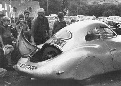 1950 International Austrian Alpine Road Race June 24 & 25, Otto Mathé contrôle sa mécanique avant le départ