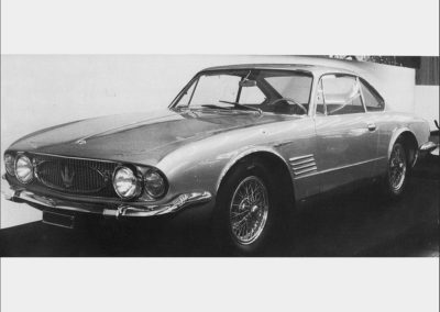 1961 Maserati 5000 GT Coupé par Ghia, fière allure avec cette vue trois quarts avant côté gauche.