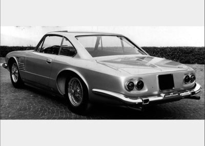 1961 Maserati 5000 GT Coupé par Ghia, la poupe plongeante et ses feux arrière ronds.