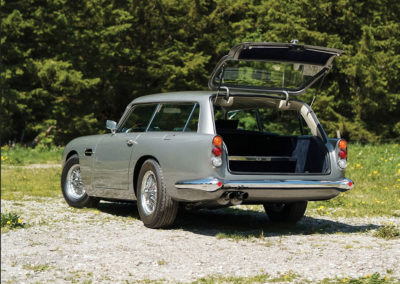 1965 Aston Martin DB5 Shooting Brake by Radford vue trois quart arrière gauche coffre ouvert