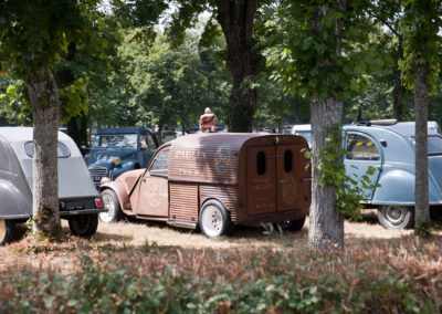 Citroën 2CV fourgonnette customisée vue arrière