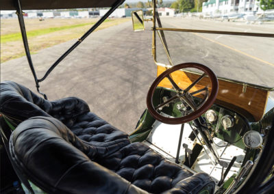 1908 Stanley Model M Five-Passenger Touring bonne visibilite malgré la barre en travers du pare-brise - Hershey Auction.