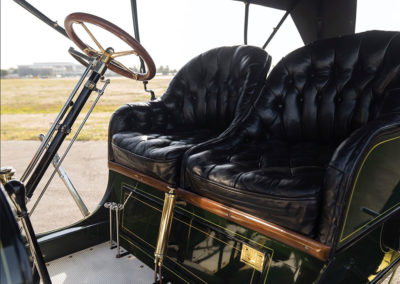 1908 Stanley Model M Five-Passenger Touring paré pour le départ bien calé dans votre siège - Hershey Auction.