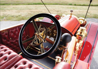 1912 Locomobile Model 48 M Five-Passenger Torpedo position de conduite typique des années 1900 - Hershey Auction.