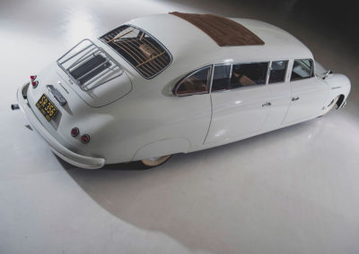 1953 Porsche 356 Limousine Custom vue trois quarts arrière droit et toit ouvrant en toile - Taj Ma Garaj.