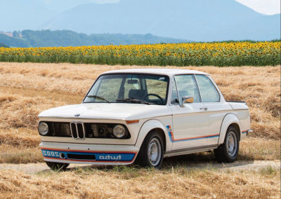 1974 BMW 2002 Turbo vue trois quarts avant gauche - London Auction