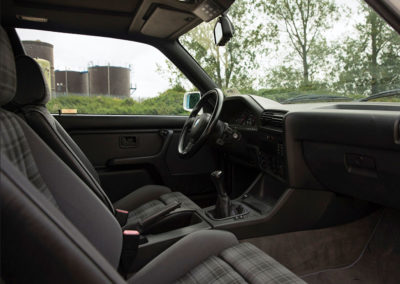 1991 BMW M3 E30 intérieur anthracite en harmonie avec la peinture Alpine White - London Auction