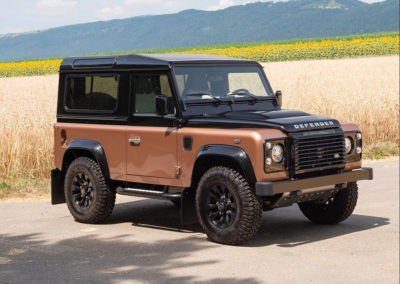 2016 Land Rover Defender 90 Autobiography vue trois quarts avant droit - London Auction