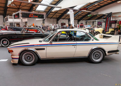 BMW 3.0 L CSL vue latérale sur le stand des classiques BMW à Auto Moto Classic Strasbourg.