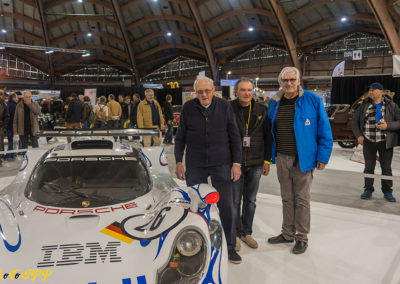 Jean-Pierre Koelliker. de la revue du Vétéran Car Club Suisse Romand, en compagnie des organisateurs Camille-Bourges et Pierre-Antoine Faure au coeur du hall A d'Avignon Motor Festival.