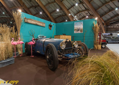 Modèle unique, la Robur 8 cylindres en ligne dans un cadre typiquement camarguais à Avignon Motor Festival.