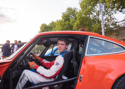 Notre pilote est prêt à prendre le départ, gants d'ACABA assortis à la couleur du véhicule.