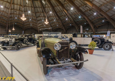 Podium central dédié au 50e anniversaire du Club des Anciennes Automobiles Hispano-Suiza dans le hall A d'Avignon Motor Festival.