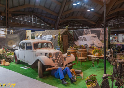 Présence importante et ambiance sortie de grange chez La Traction Universelle dans le hall A d'Avignon Motor Festival.