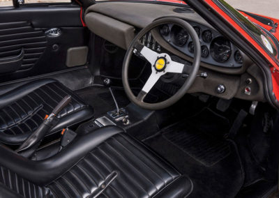 1973 Ferrari Dino 246 GT by Scaglietti intérieur avec sièges style Daytona.