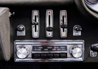 1973 Ferrari Dino 246 GT by Scaglietti réglage du chauffage et radio d'époque.