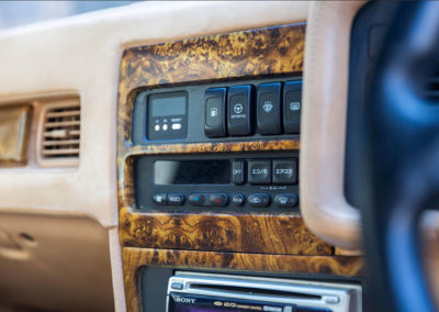 1991 Autech Zagato Stelvio AZ1 détail des interrupteurs de la console centrale.