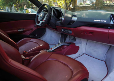 2018 Ferrari 488 GTB 70th Anniversary intérieur assorti aux deux tons de la carrosserie.