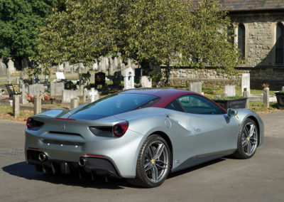 2018 Ferrari 488 GTB 70th Anniversary vue trois quarts arrière droit.