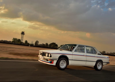 BMW 530 MLE après restauration vue trois quarts avant gauche sur piste.