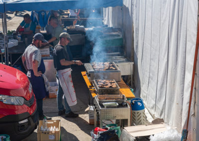 Cuisine chaude avec grillades, raclette, sandwiches, et en quantité pour nourrir la foule.