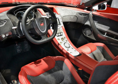 GTA Spano tableau de bord console centrale rouge et argent.