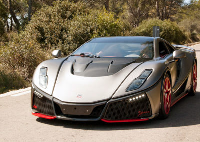 GTA Spano vue face avant sur route.