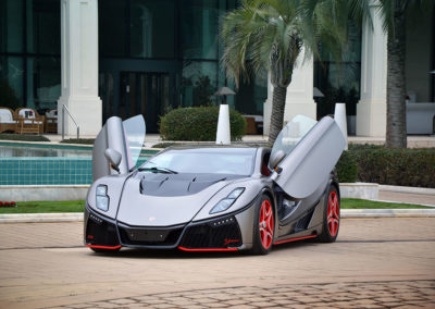 GTA Spano vue trois quarts avant gauche portières ouvertes.