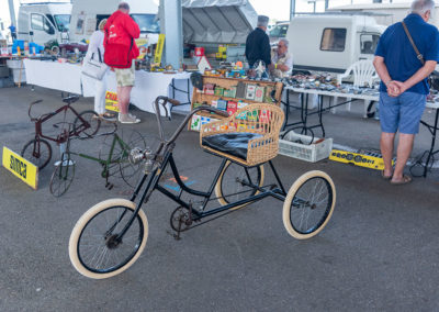 Tricycle original avec siège en osier et coussin