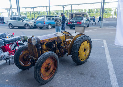 Vieux tracteur à restaurer