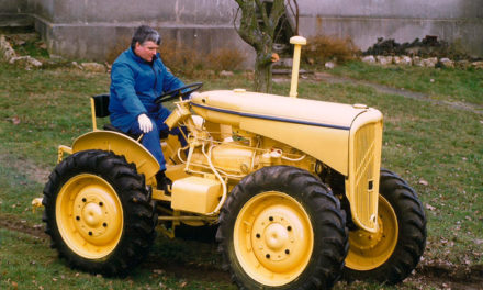 Le tracteur quitte les travaux des champs et rejoint les véhicules de collection