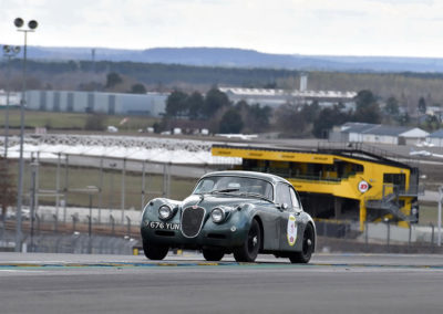 1957-1961 Jaguar XK 150 sur le circuit du Mans lors de l'édition 2019 du Rallye de Paris.