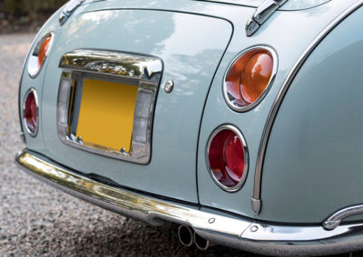 1991 Nissan Figaro arrière très arrondi et gros feux.