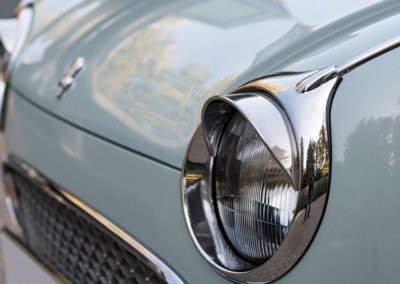 1991 Nissan Figaro les phares reçoivent des casquettes comme dans les années 50.