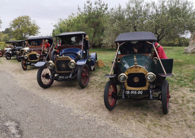 La pluie a contraint les équipages à sortir les équipements adaptés comme sur cette Le Zebre type C 1913 et Rochet Schneider 11000 de 1912