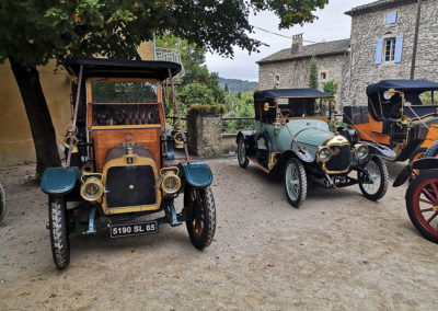 La Talbot London et la Philos cabriolet de 1912 se reposent place des marronniers à la Roque-sur-Cèze