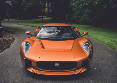 Jaguar C-X75 face avant agressive.