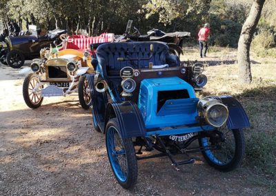 La Cottereau de 1899 aux cotés de l'Alcyon lors d'une pause pendant la Farandole des Ancêtres