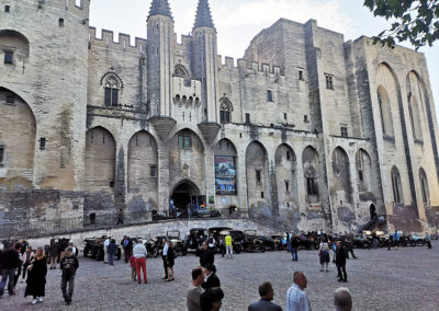 La Farandole des Ancêtres au pied du Palais des Papes