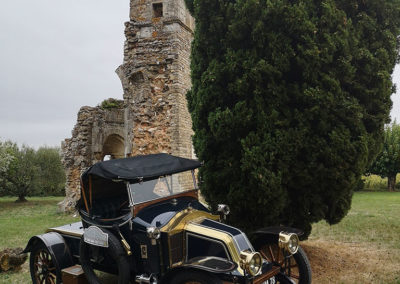 Une belle Renault CQ de 1912 devant les ruines de la Chapelle Saint-Martin à Saint Victor Lacoste