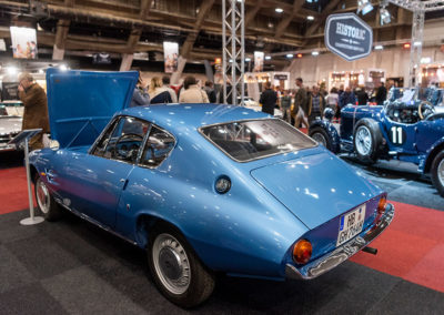 Ghia 1500 GT vue trois quarts arrière gauche capot ouvert - Voitures de collection