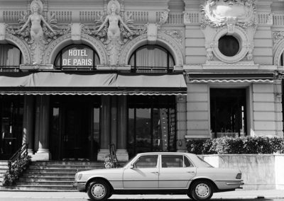 1975 Mercedes-Benz 450 SEL 6.9 - Vue devant Hôtel de Paris Monte-Carlo.