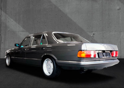 1985 Mercedes-Benz 500 SEL en comparaison avec la 560 SEL.