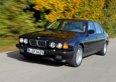 1991 BMW 750iL en concurrence avec la Mercedes-Benz 560 SEL.