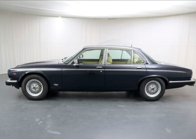 1991 DAIMLER 5.3 Double Six en concurrence avec la Mercedes-Benz 560 SEL.