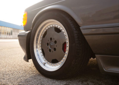 AMG Street Version Mercedes-Benz 560 SEL AMG gros plan sur les jantes de 17 pouces.