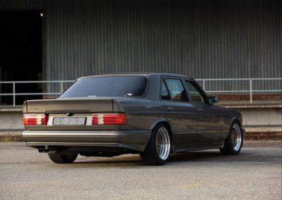 AMG Street Version Mercedes-Benz 560. SEL AMG vue de trois quarts arriere droit.