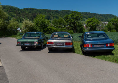 Mercedes-Benz 300 SEL 6.3 W109 en compagnie de sa descendance W116 et W126 - vue depuis l'arrière.