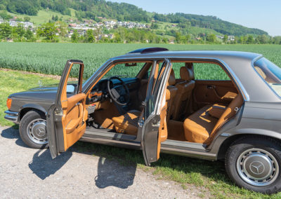 Mercedes-Benz 450 SEL 6.9 - Intérieur cuir en option tout comme le toit ouvrant.