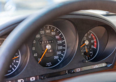 Mercedes-Benz 450 SEL 6.9 - Le tachymètre spécifique à la 6.9 jusqu'à 260 km/h.